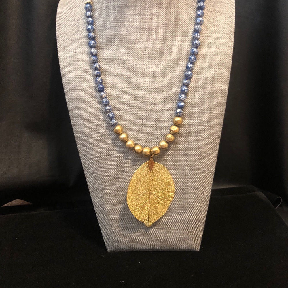 Gold leave pendant necklace